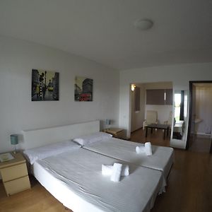 Habitación Grande con 2 Camas Individuales